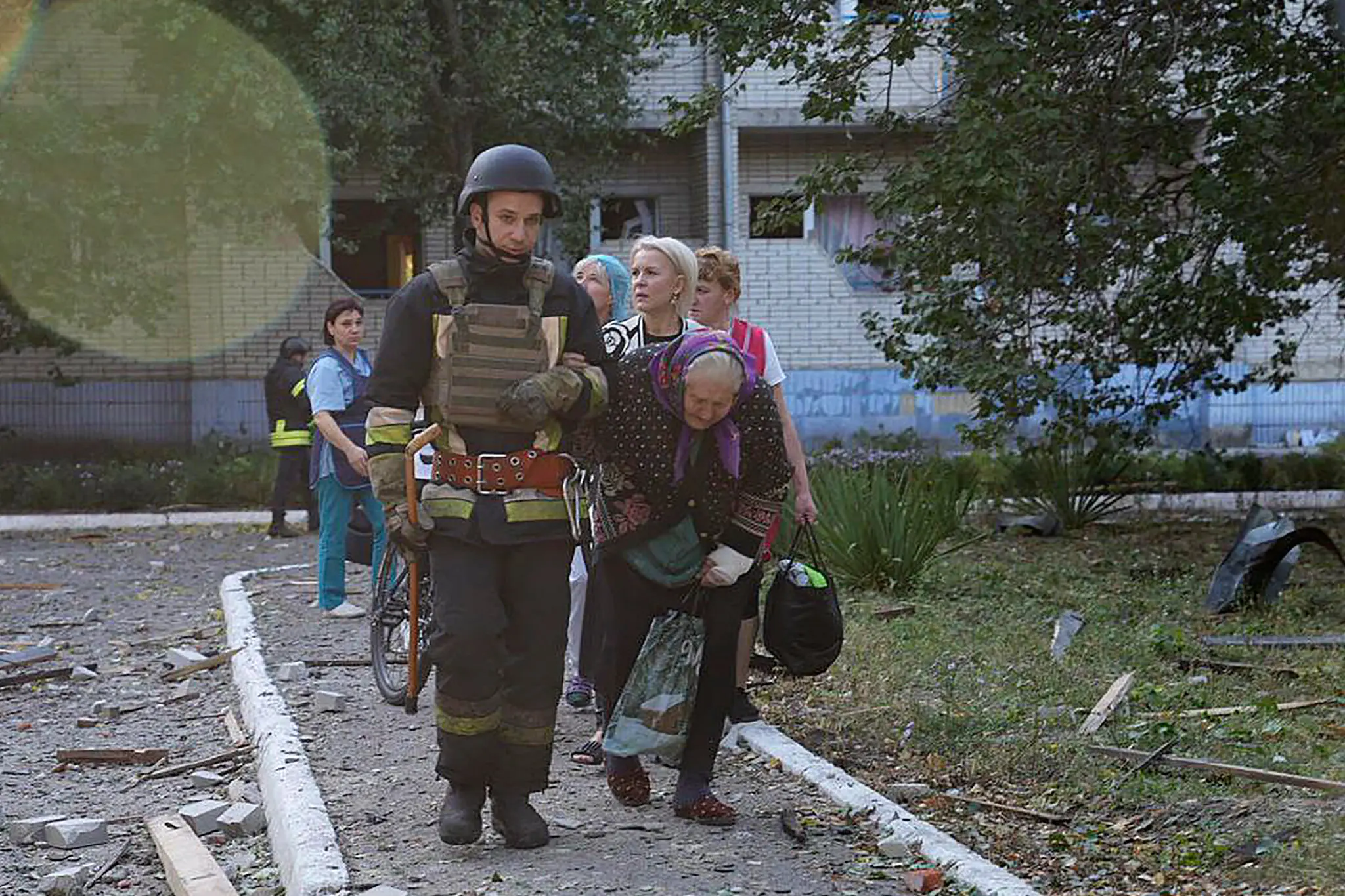 Україна заявляє, що Росія обстріляла будинок престарілих поблизу кордону, загинула щонайменше 1 людина